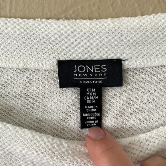 Joan’s New York signature textured white boatneck grommet with tie size Medium - Picture 2 of 11